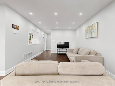 1638 Norwill Crescent — photo 5