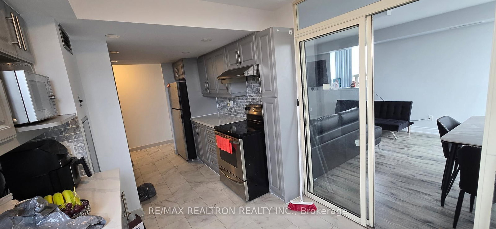 2466 Eglinton Avenue E • #806 • Toronto, ON photo 11