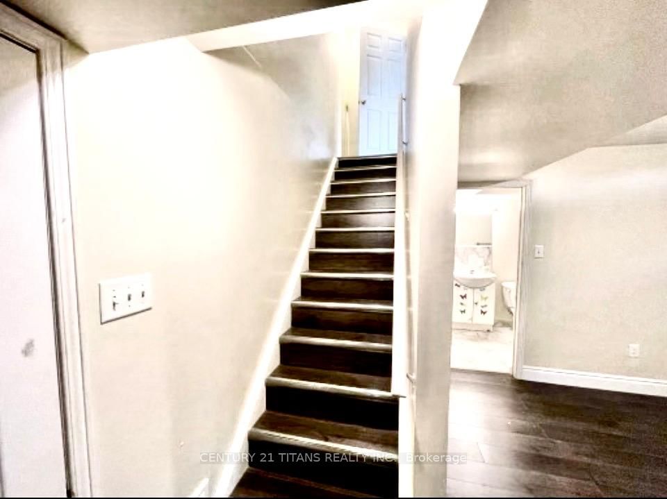 Lower-11 Etienne Street, Toronto, ON, photo 3
