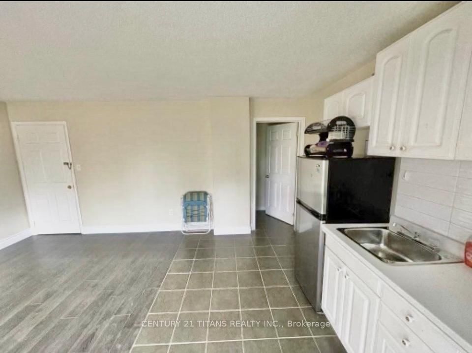 Lower-11 Etienne Street, Toronto, ON, photo 4
