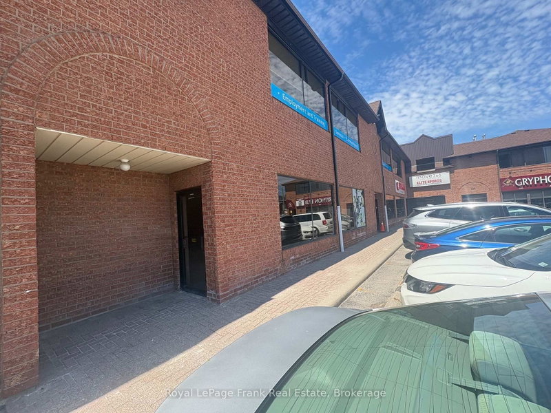 114 Dundas St E photo 3