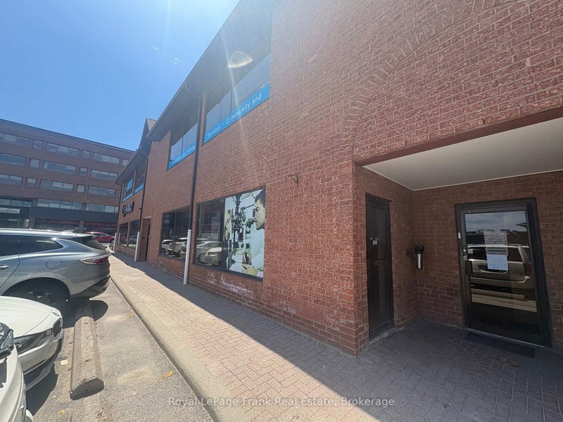114 Dundas St E photo 4