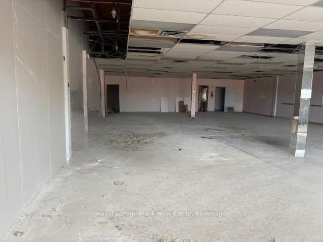 114 Dundas St E photo 5