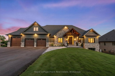 8-bed Detached House · 57 Bradley Blvd