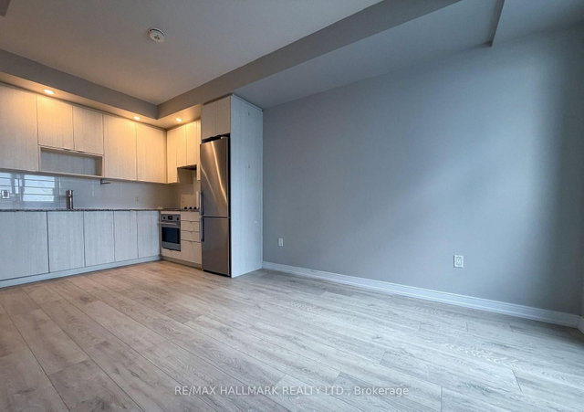 605 - 225 Village Green Square W