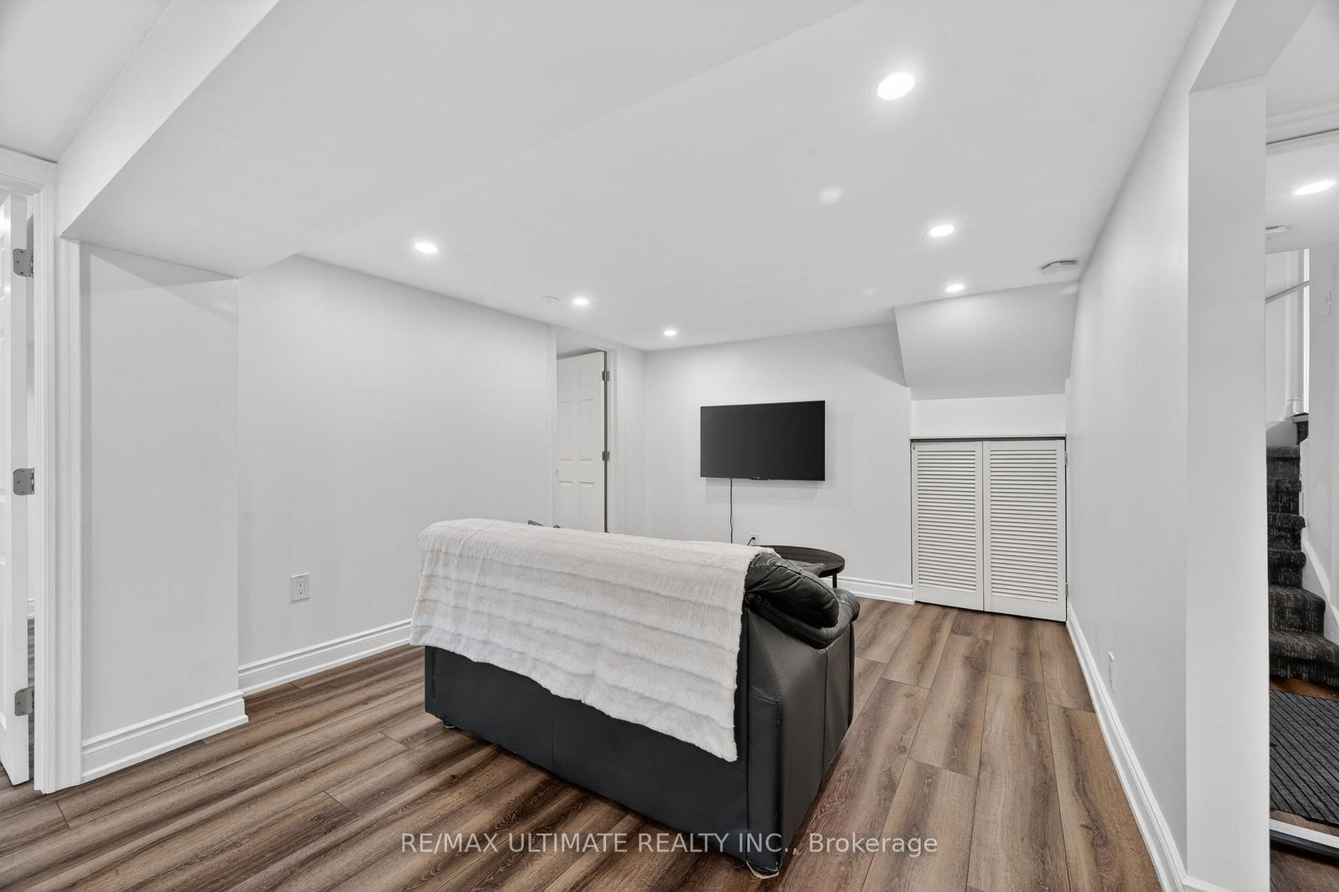 818 Krosno Boulevard, Unit Basement