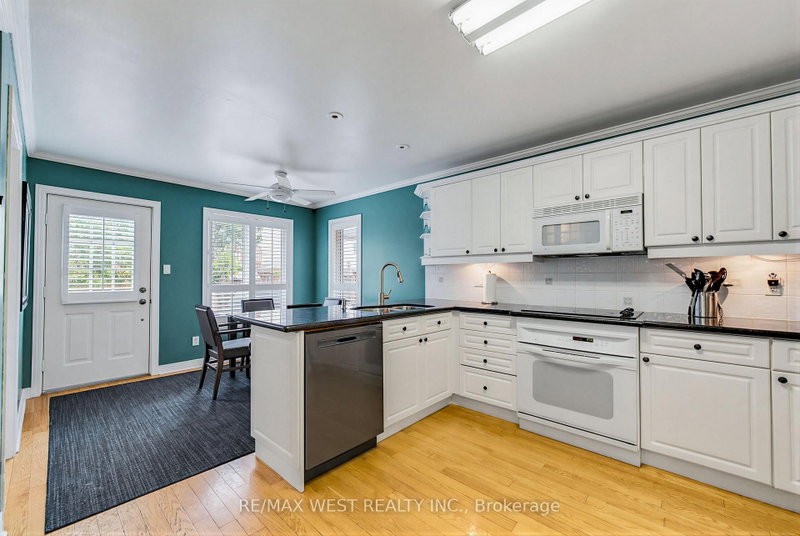 6 Hawkins Crescent