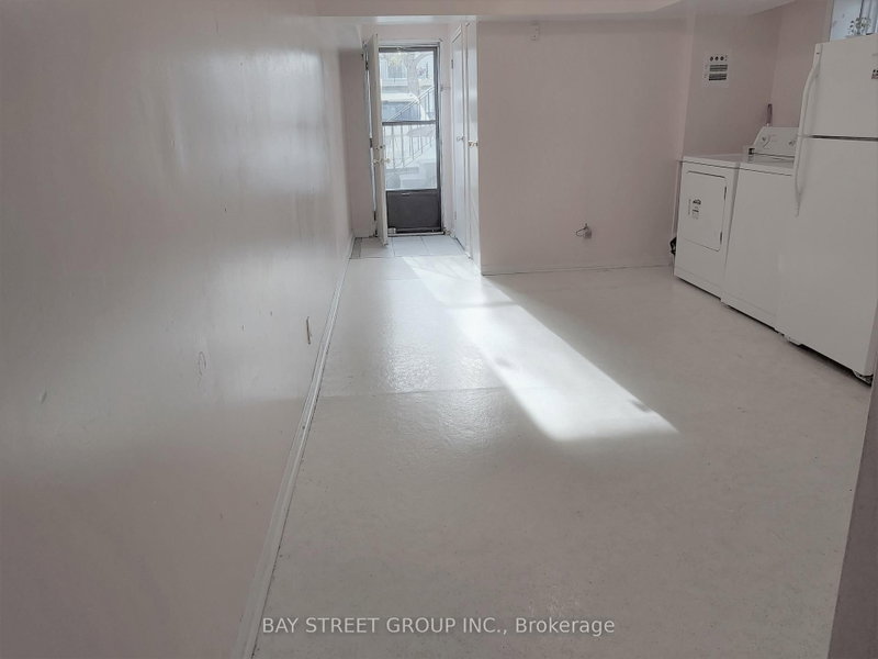 (Lower) - 72 Parkdene Court E