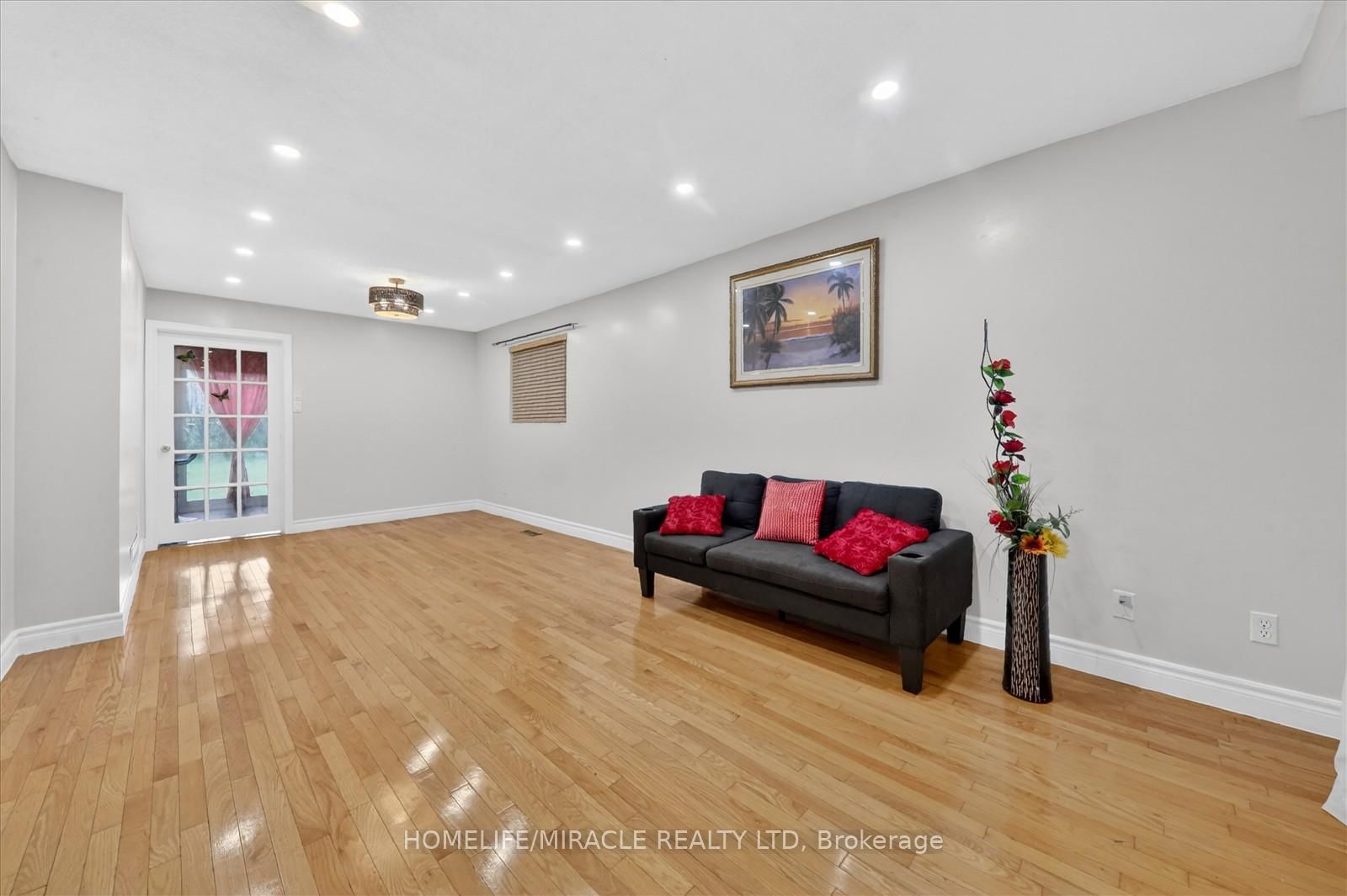 42 Nahanni Terrace • Toronto, ON photo 8