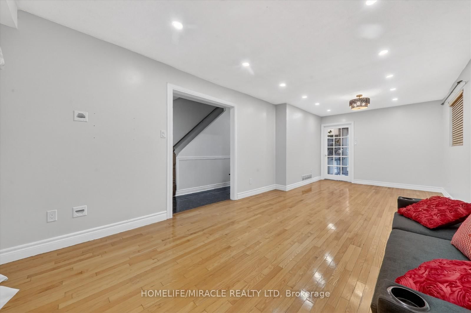 42 Nahanni Terrace • Toronto, ON photo 9