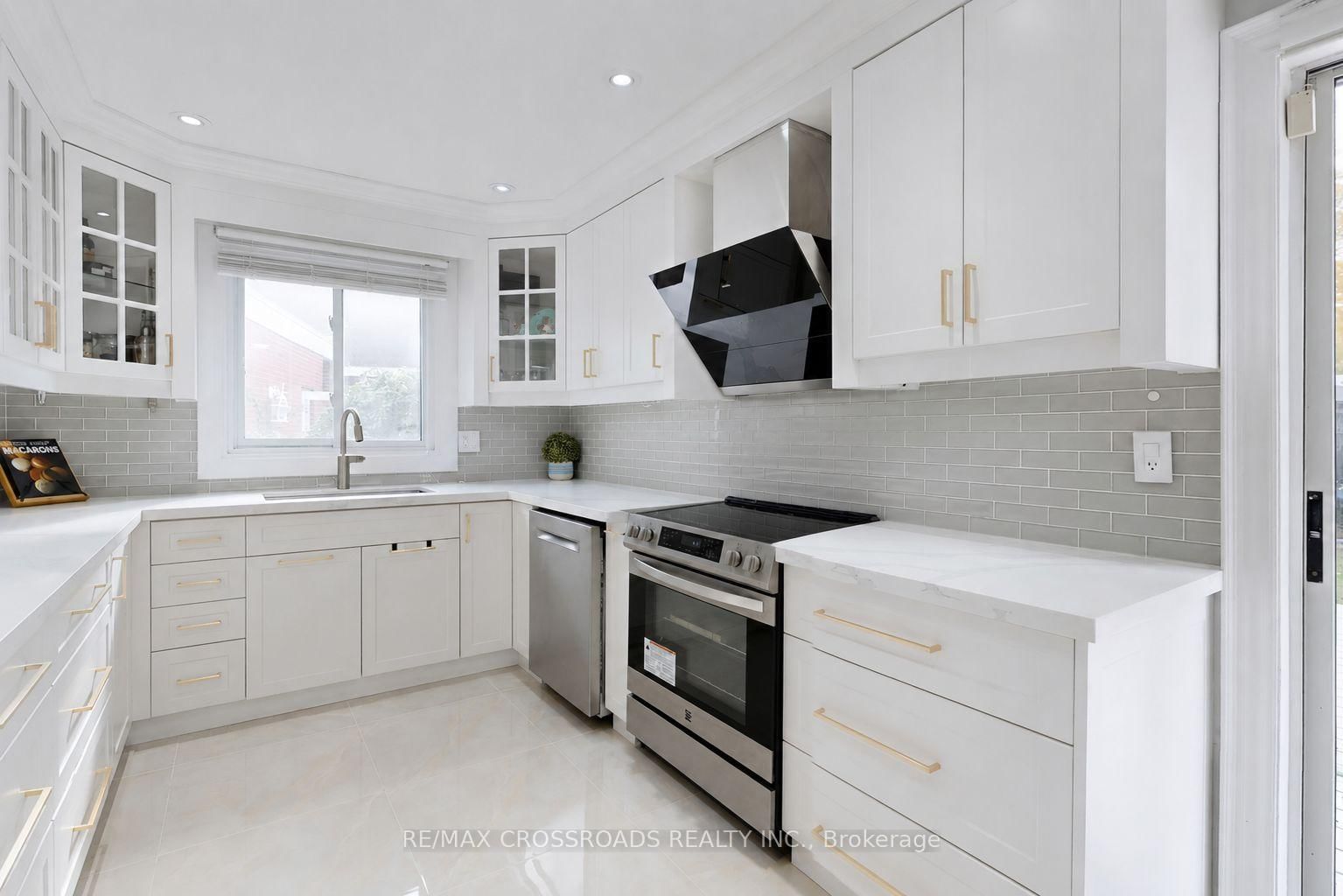 49 King Louis Crescent • Toronto, ON photo 13