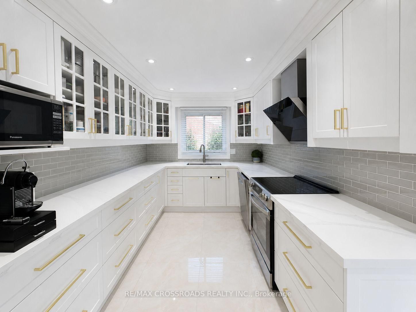 49 King Louis Crescent • Toronto, ON photo 14