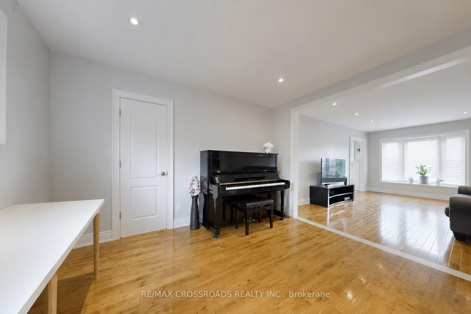 49 King Louis Crescent • Toronto, ON photo 8