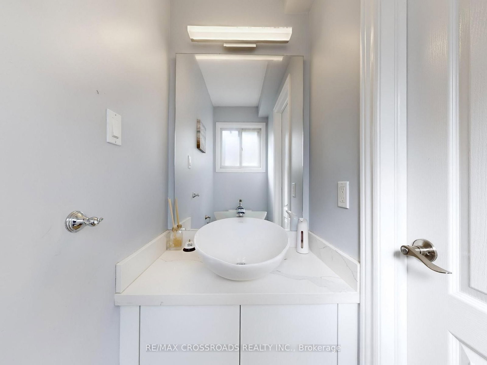 49 King Louis Crescent • Toronto, ON photo 9
