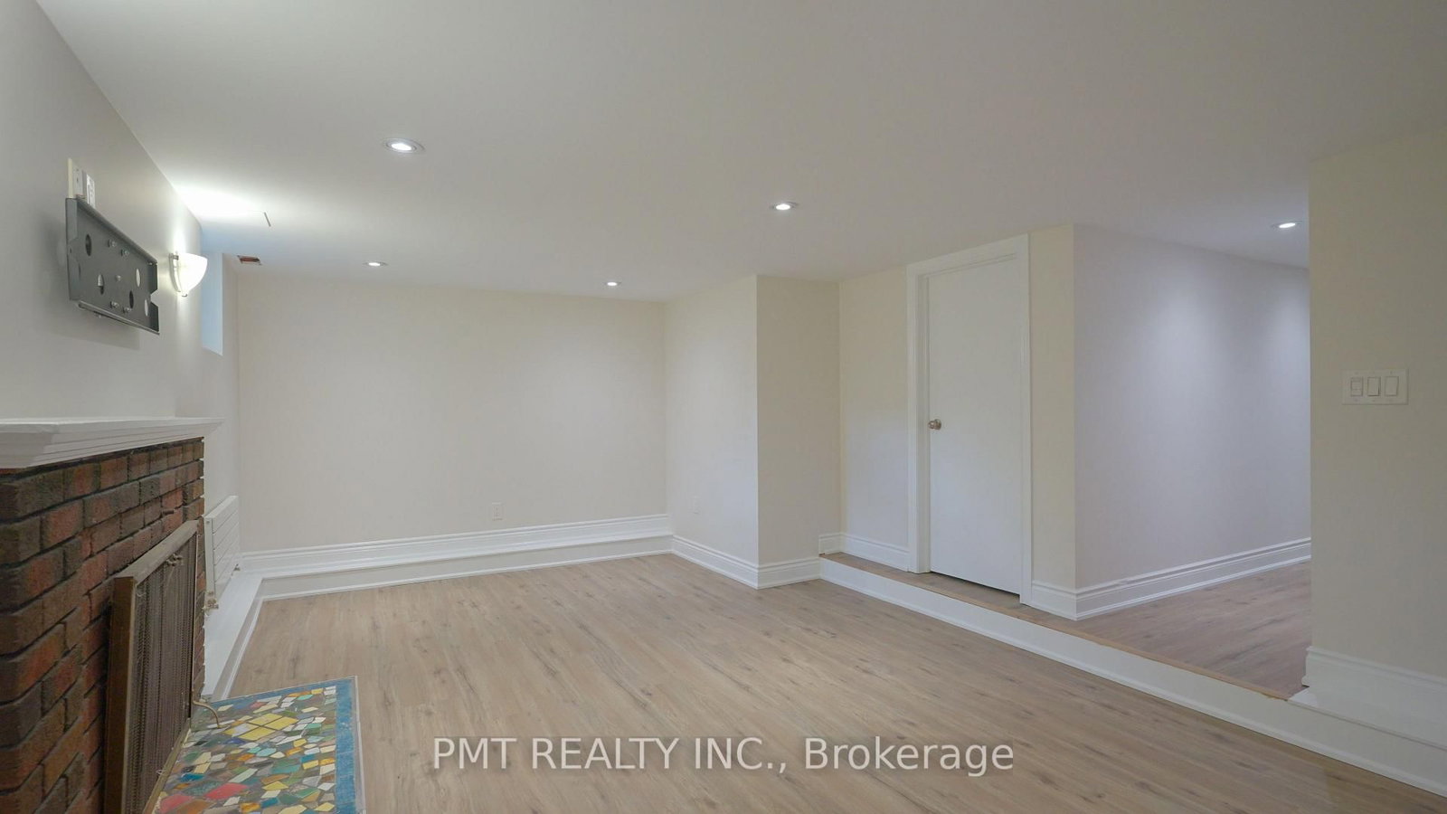 Lower-881 Coxwell Avenue, Toronto, ON, photo 3
