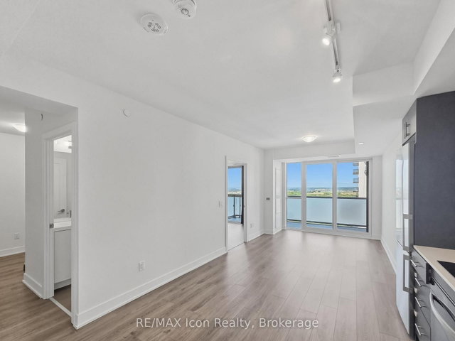 2214 - 2545 Simcoe Street N