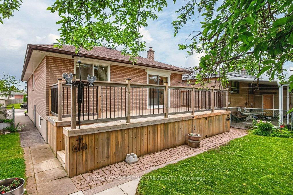 44 Rowallan Drive • Toronto, ON photo 27