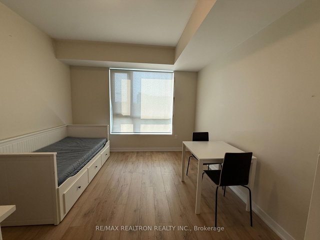 401 - 1800 Simcoe Street N