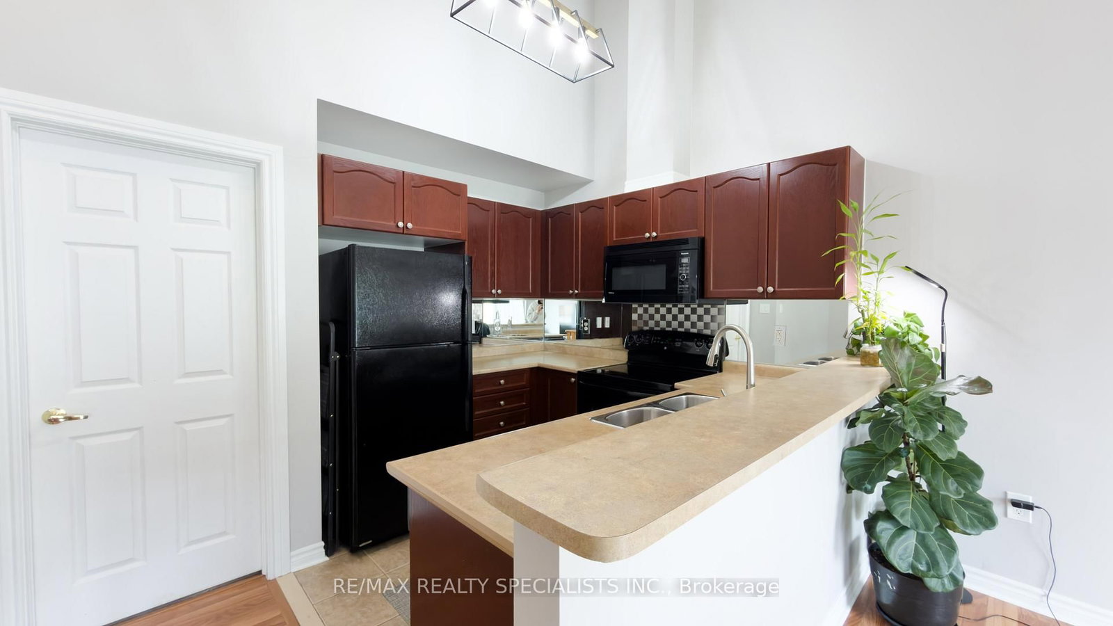 111 Civic Centre Drive • Whitby, ON photo 6