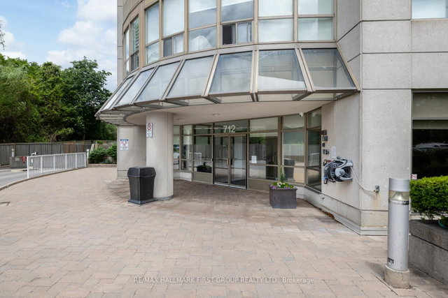 1002 - 712 Rossland Road E
