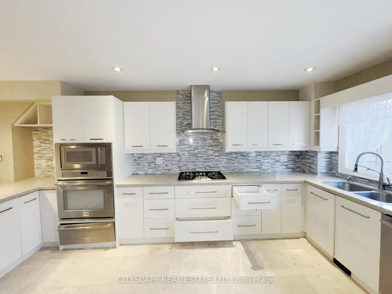 817 Cosburn Toronto,ON M4C 2V9 — Photo 10