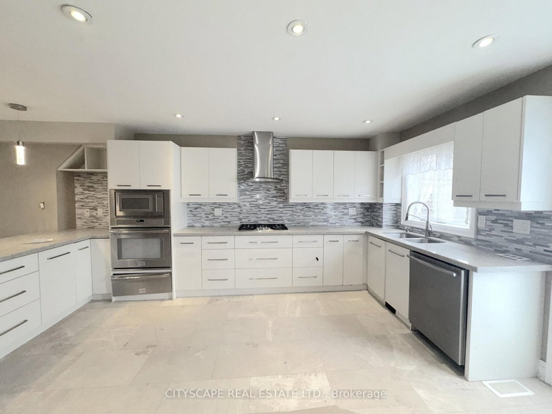 817 Cosburn Toronto,ON M4C 2V9 — Photo 11