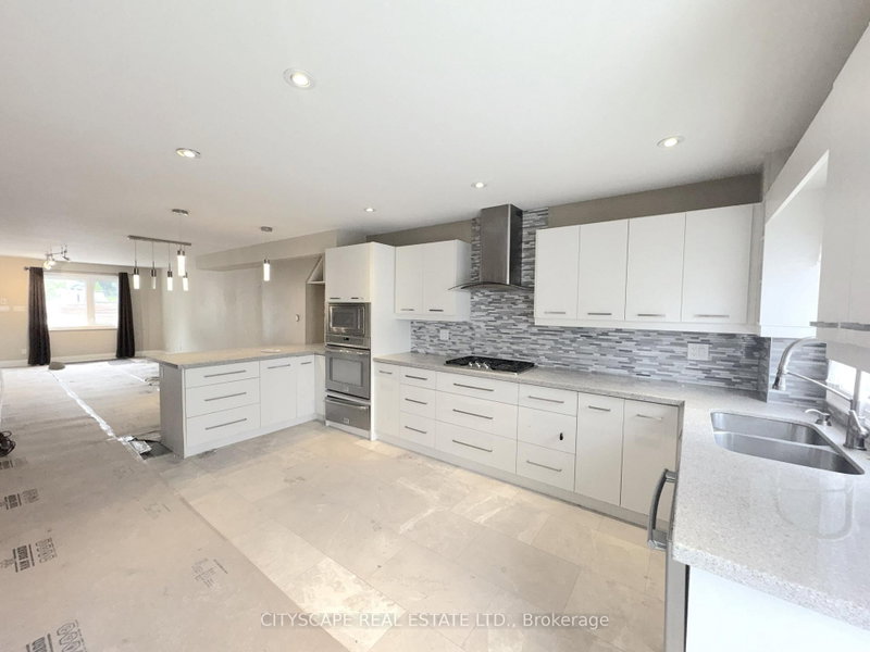 817 Cosburn Toronto,ON M4C 2V9 — Photo 14