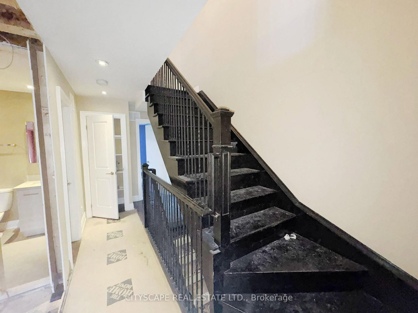 817 Cosburn Toronto,ON M4C 2V9 — Photo 26
