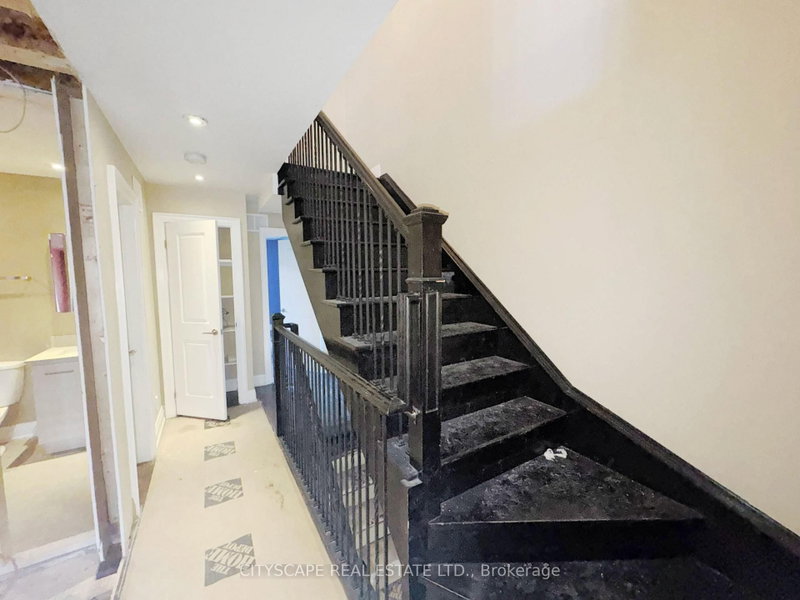 817 Cosburn Toronto,ON M4C 2V9 — Photo 26