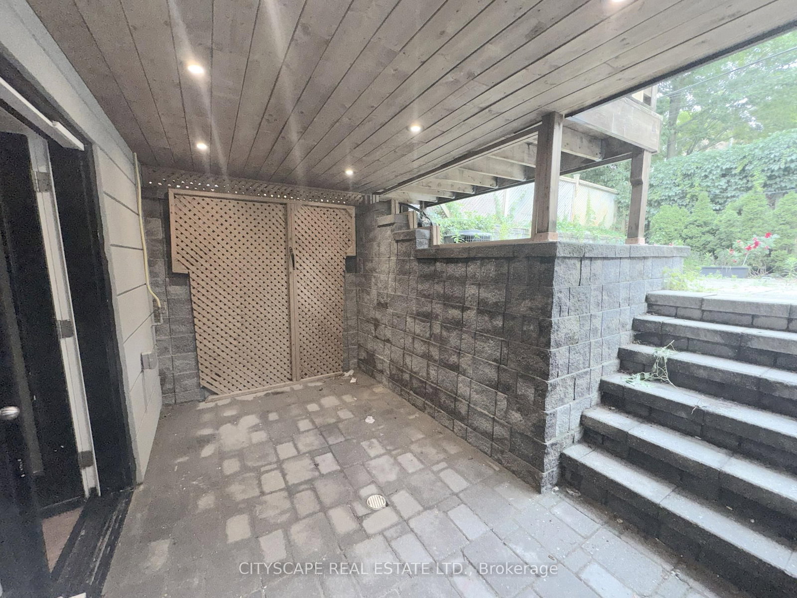 817 Cosburn Toronto,ON M4C 2V9 — Photo 37