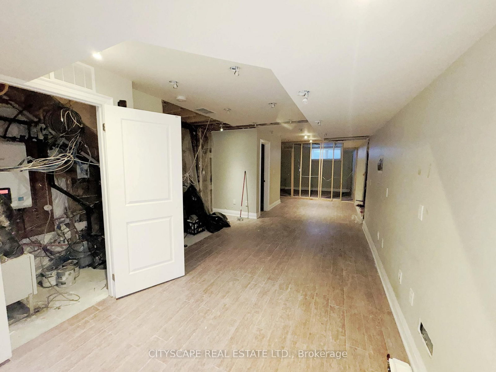 817 Cosburn Toronto,ON M4C 2V9 — Photo 38