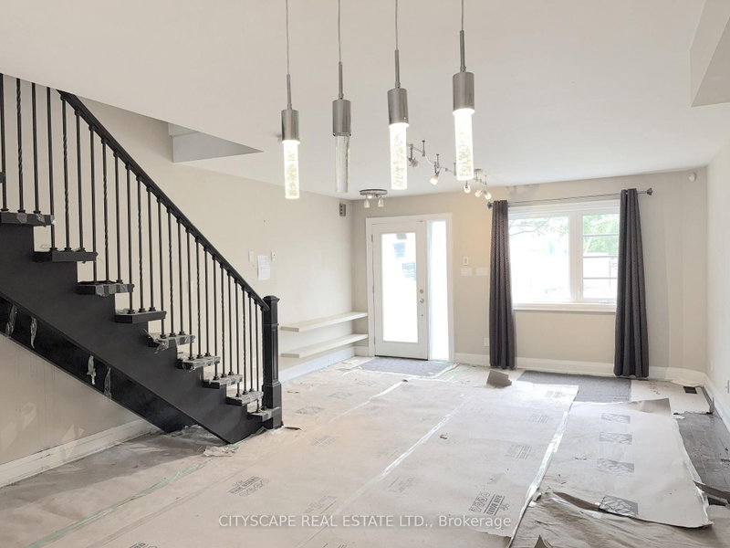 817 Cosburn Toronto,ON M4C 2V9 — Photo 6