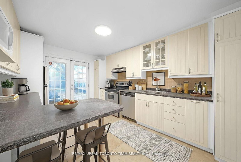 Main - 880 Dundas Street E