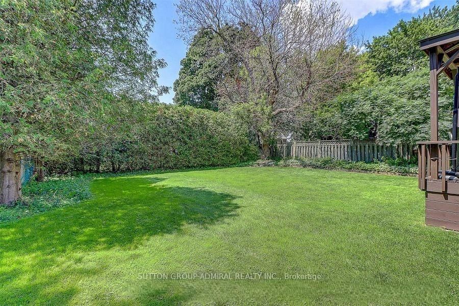 38 Fenwood Heights • Toronto, ON photo 6