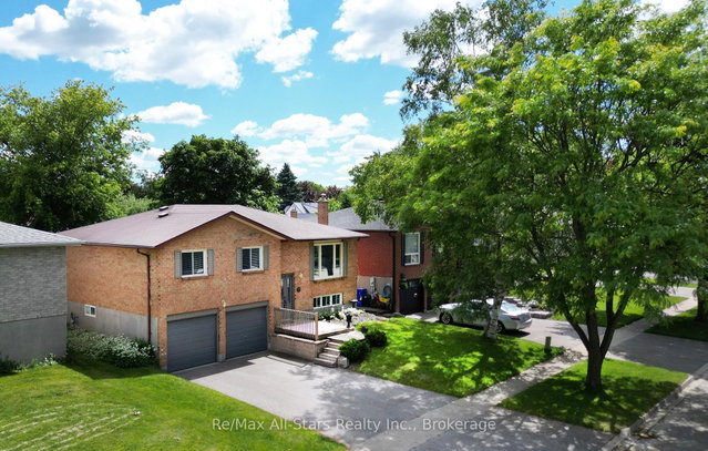 39 Applewood Crescent