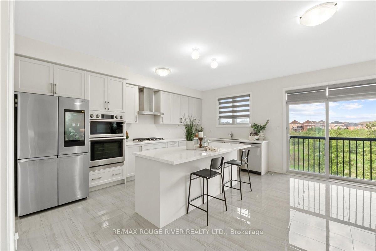 39 Armilia Place • Whitby, ON photo 8