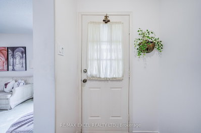 74 Holmbush Crescent — photo 6