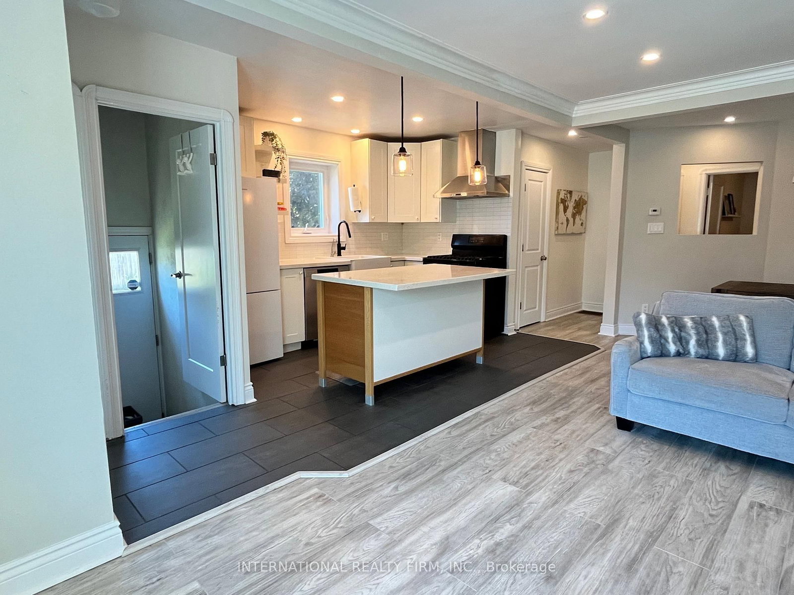 688 Sammon Avenue • Toronto, ON photo 6
