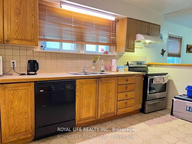 33 Agincourt Drive • Toronto, ON photo 10