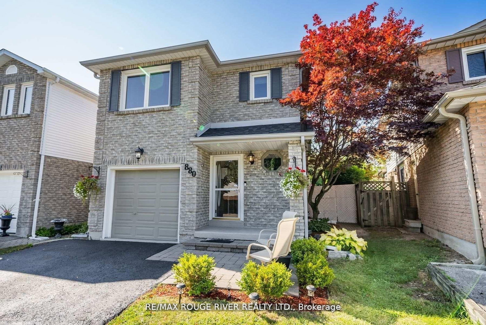 880 Castlegrove Avenue • Oshawa, ON photo 2