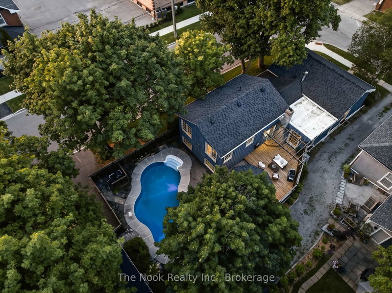 400 Byron Street S