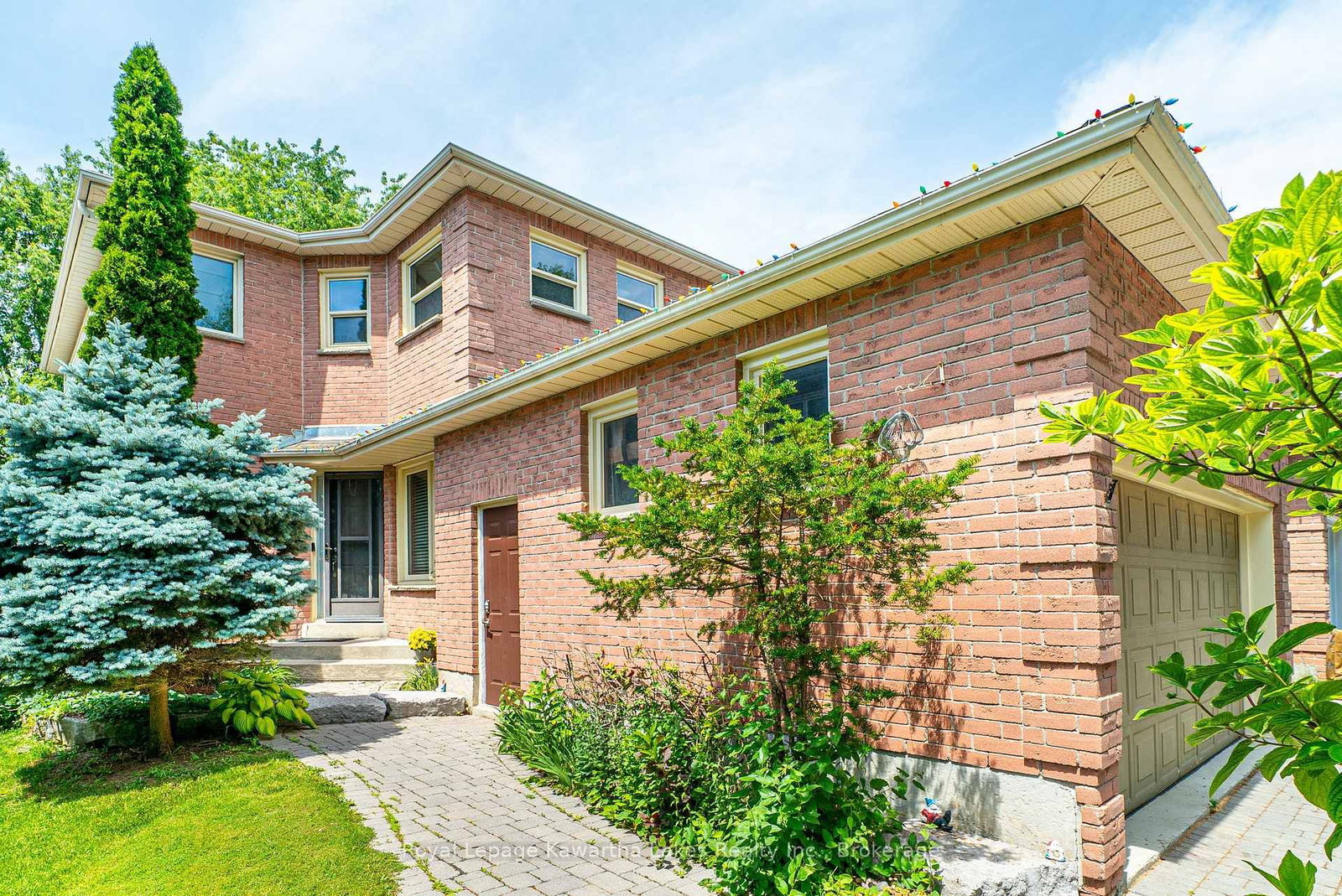 38 Lipton Crescent • Whitby, ON photo 3