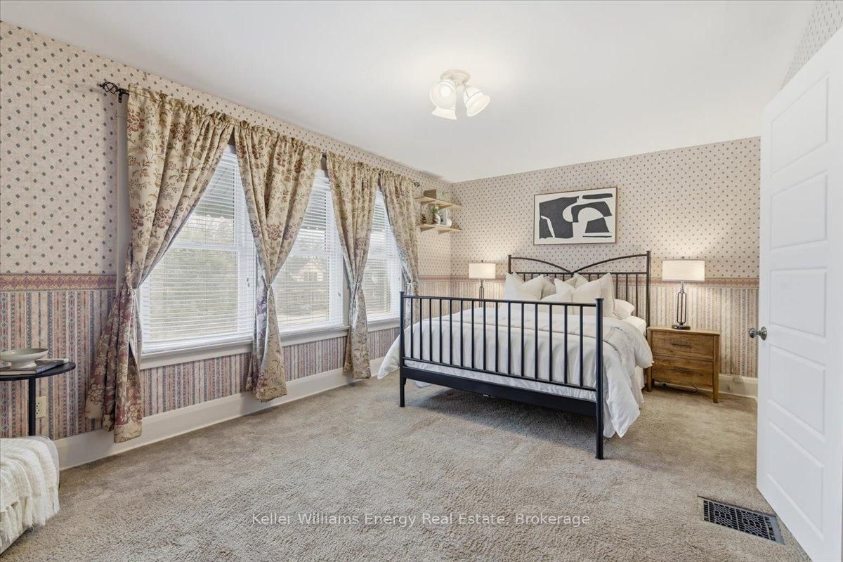 482 Simcoe Street N • Oshawa, ON photo 14