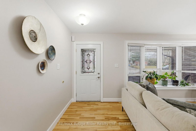 98 Applewood Crescent