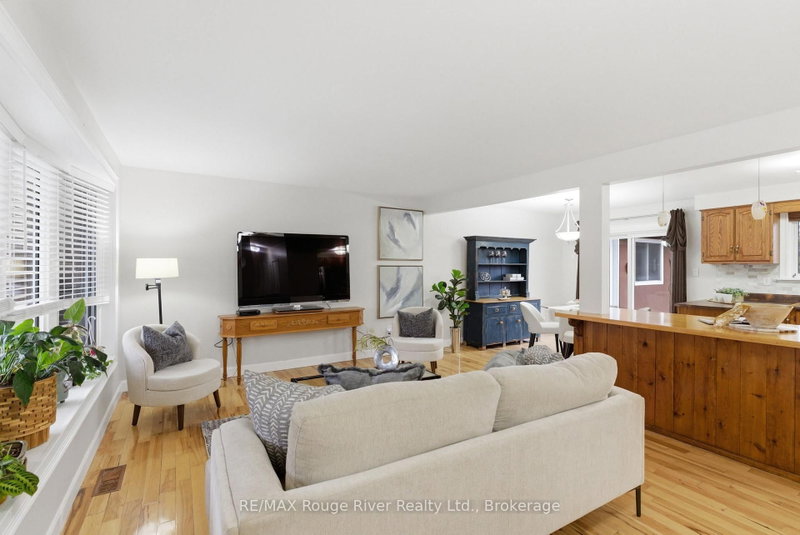 98 Applewood Crescent