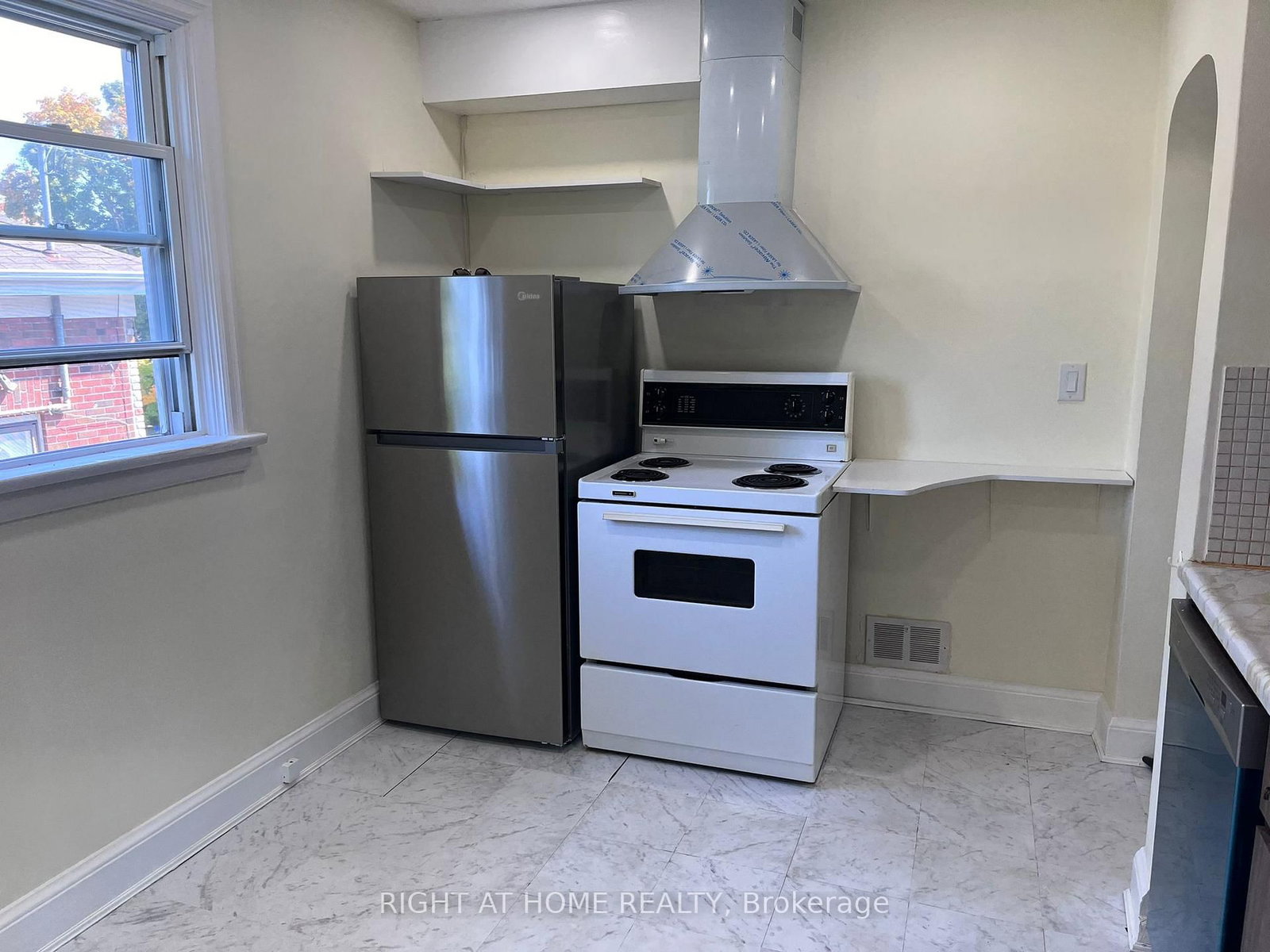 Main flloor - 224 College Avenue, Oshawa 5