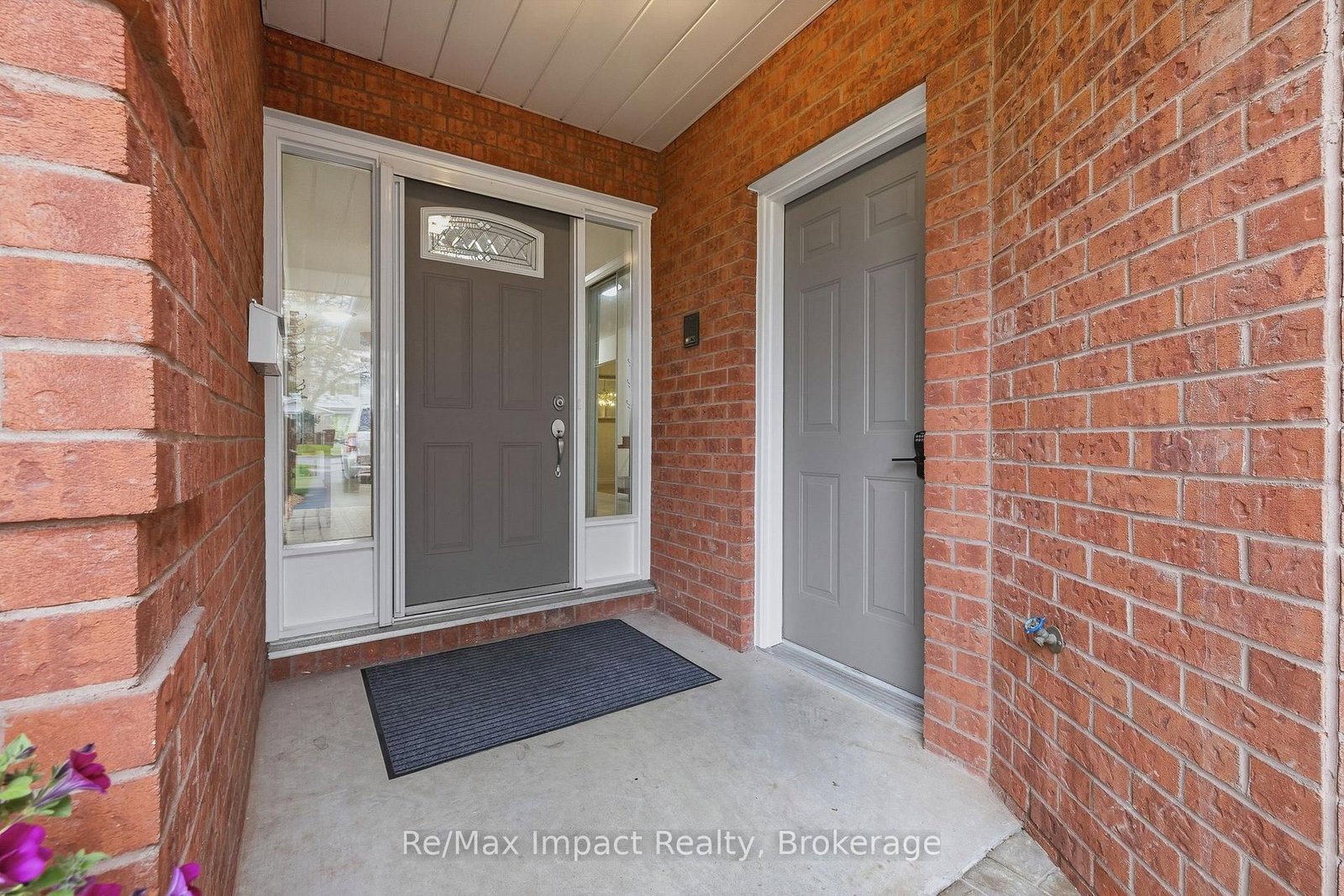 293 Blue Heron Drive • Oshawa, ON photo 2