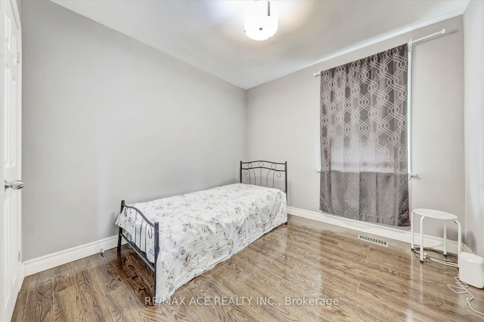 10 Blakemanor Boulevard • Toronto, ON photo 16