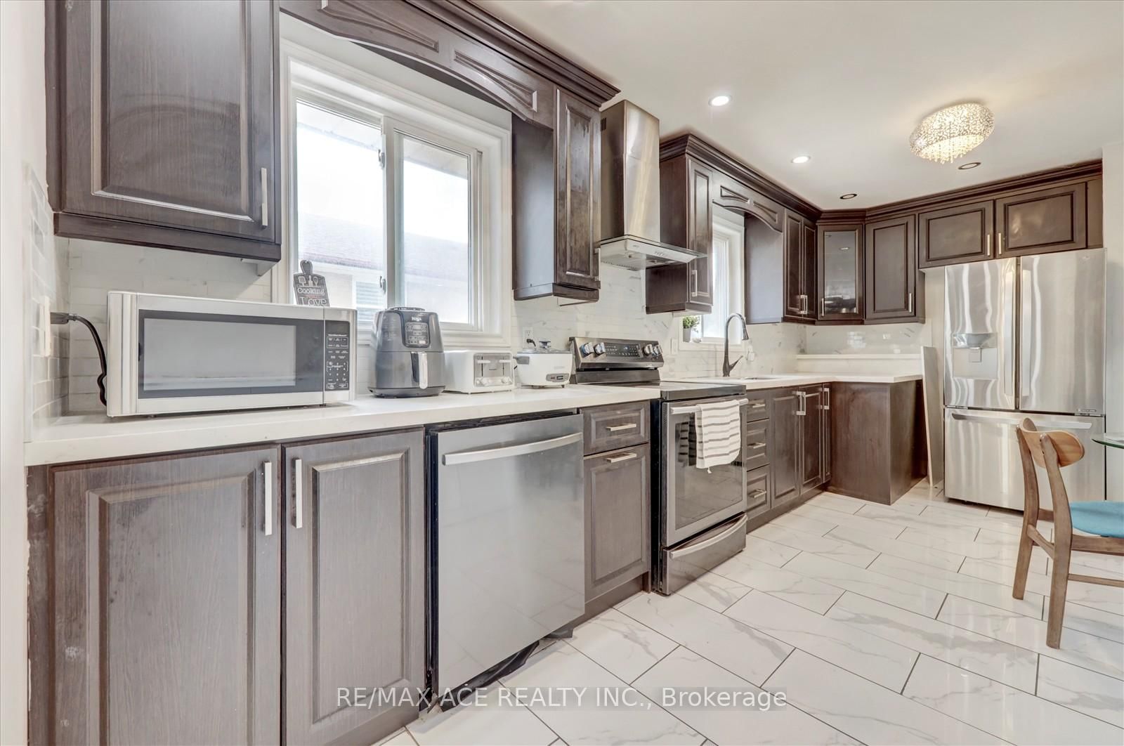 10 Blakemanor Boulevard • Toronto, ON photo 8