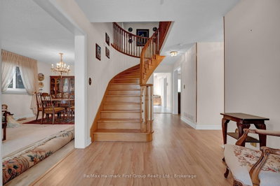 1911 Rosebank Road — photo 2